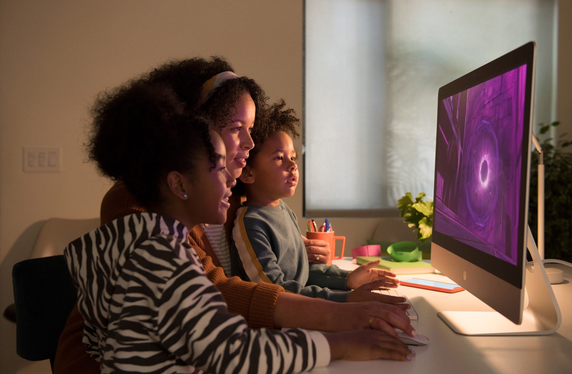 Lifestyle: family using the iMac 27-inch 6-Core i5 32GB/256GB at home